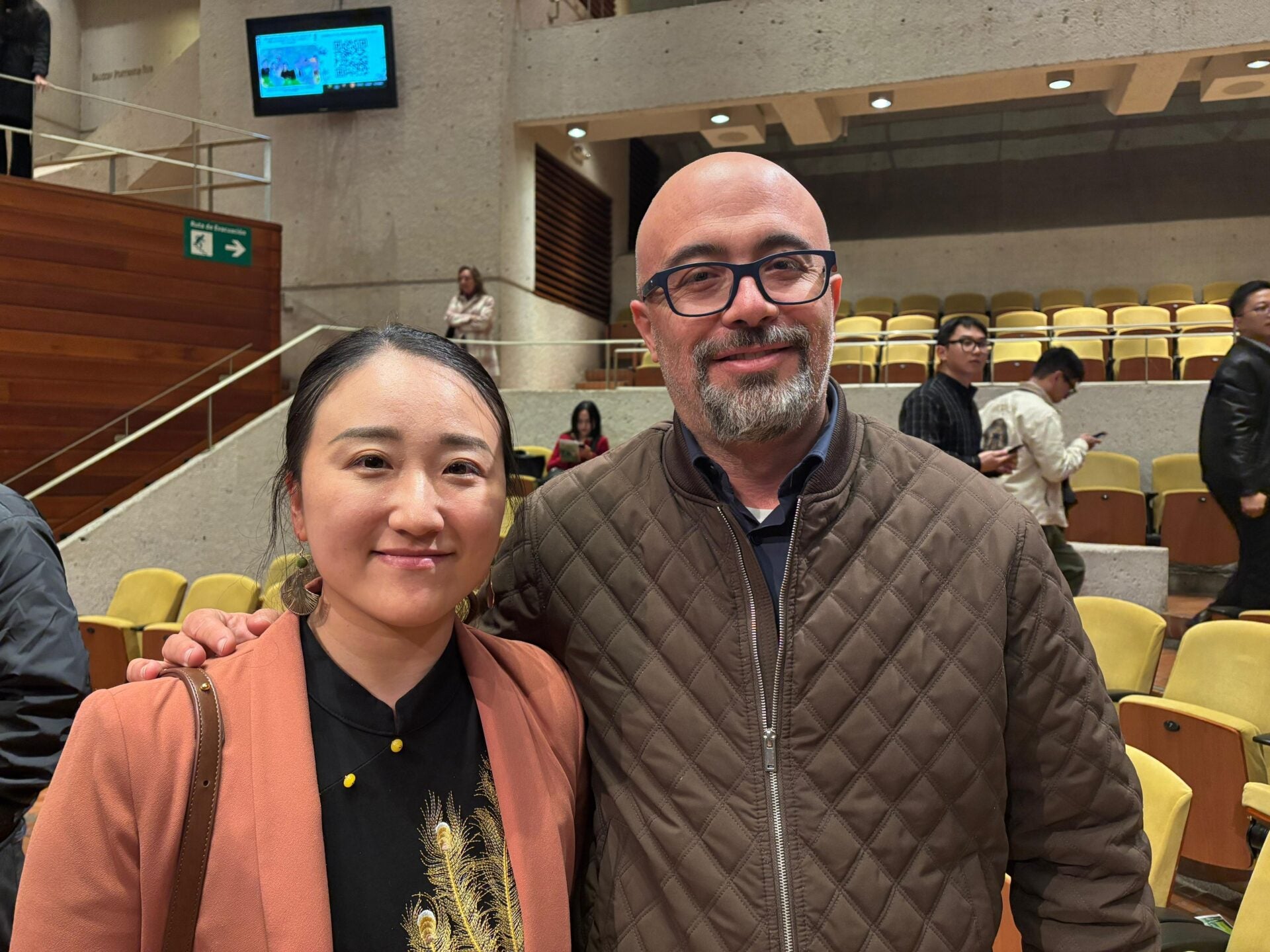 Estefania Wang, agregada cultural de la Embajada China en Colombia; y Santiago Trujillo, secretario de Cultura de Bogotá.