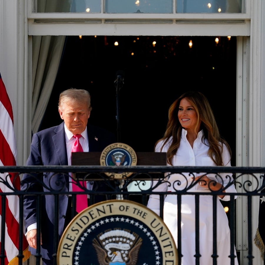 Trump firma su proyecto de ley de impuestos durante una ceremonia en la ...