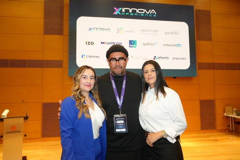 Paola Bayona, jefe de proyectos y operaciones en GCX; Jon Black, tallerista y CEO de Blackbot; y Tatiana Rey jefe de marketing y comunicaciones en GCX.