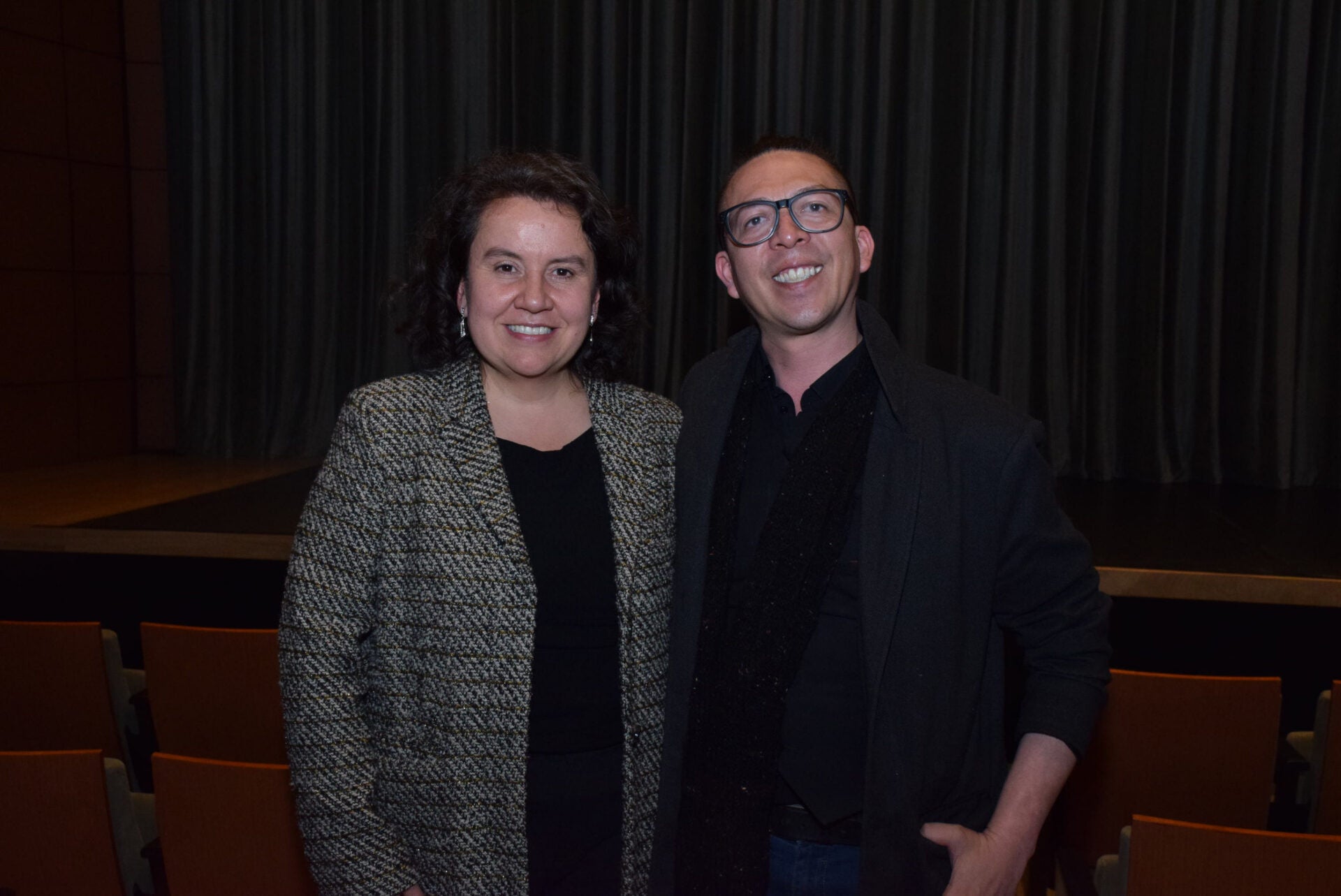Lina Álvarez, coordinadora del Instituto Confucio de la Universidad de Los Andes; y Néstor Rojas, compositor que trabaja con la Embajada de China.