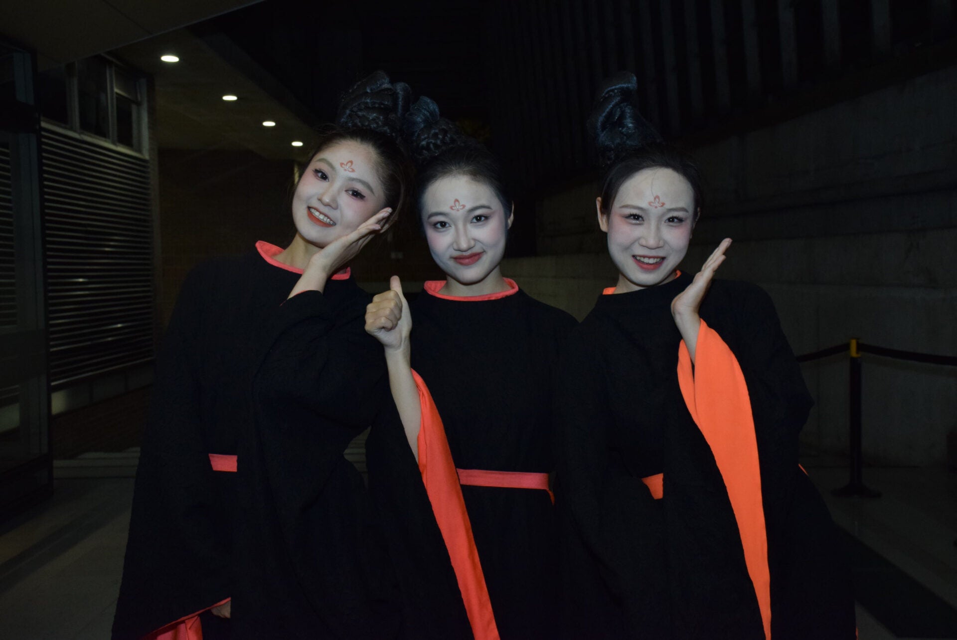 u Yi Wang; Yue Bian Wang y Yu Ning, bailarinas destacadas de la Federación China de Círculos Literarios y Artísticos.