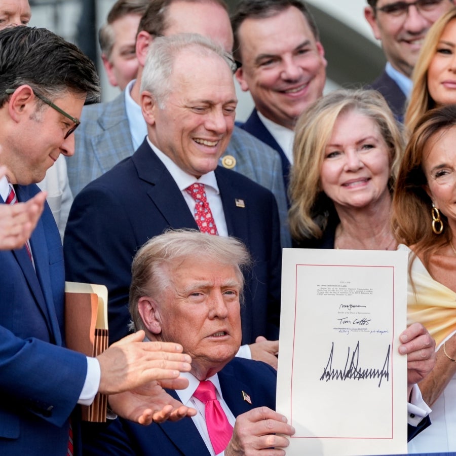 Donald Trump promulgó la ley de recortes de impuestos y gastos en la ...