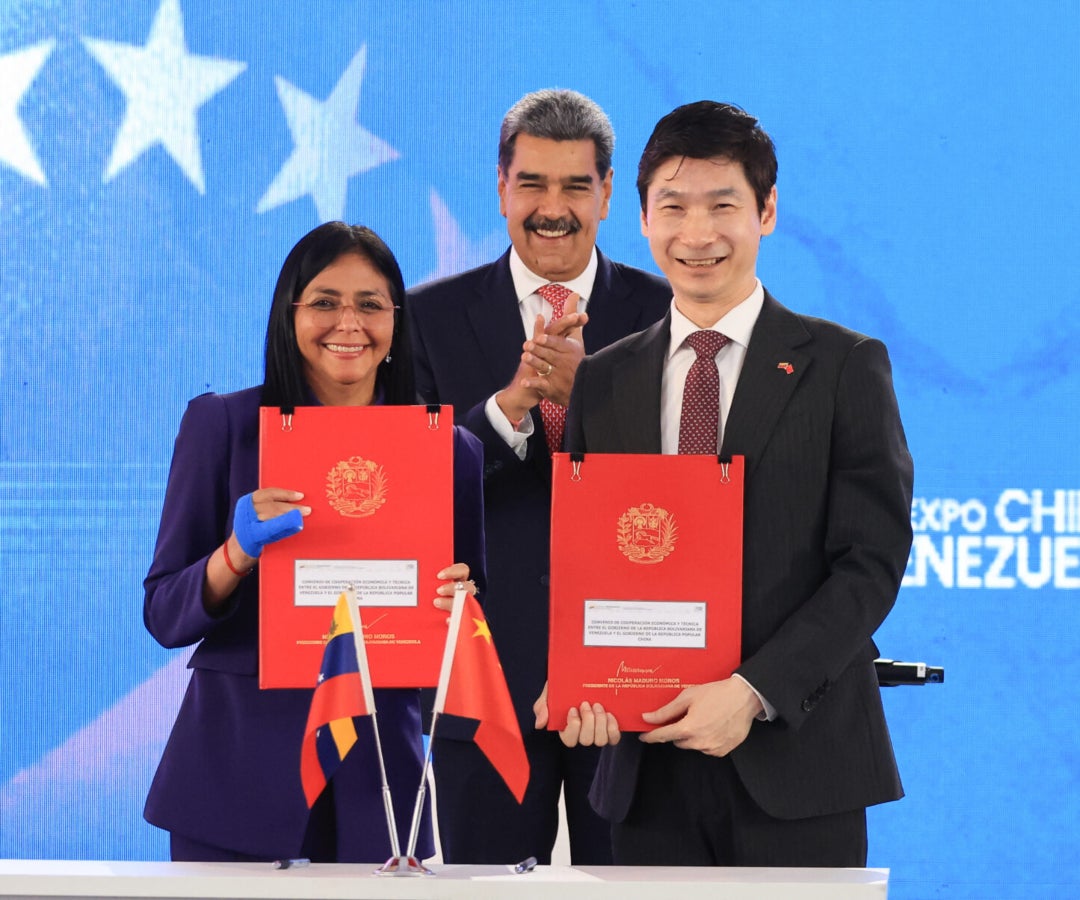 La vicepresidente de Venezuela, Delcy Rodríguez, junto al embajador chino en ese país, Lan Hu