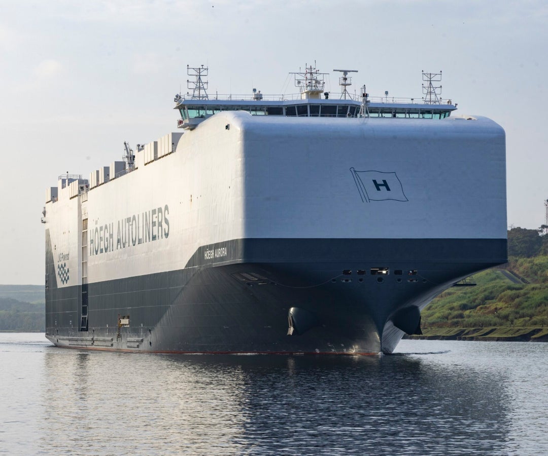 Vista de un barco atravesando el Canal de Panamá