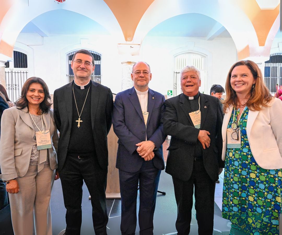 Alba Alicia Trespalacios, decana de la Facultad de Ciencias de la Javeriana; arzobispo Paolo Rudelli, Nuncio Apostólico en Colombia; el padre Luis Fernando Múnera SJ, rector de la Javeriana; Padre Hermann Rodríguez SJ, Provincial de los jesuitas en Colombia; y Tania Tetlow, rectora de la Universidad de Fordham.