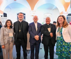 Alba Alicia Trespalacios, decana de la Facultad de Ciencias de la Javeriana; arzobispo Paolo Rudelli, Nuncio Apostólico en Colombia; el padre Luis Fernando Múnera SJ, rector de la Javeriana; Padre Hermann Rodríguez SJ, Provincial de los jesuitas en Colombia; y Tania Tetlow, rectora de la Universidad de Fordham.