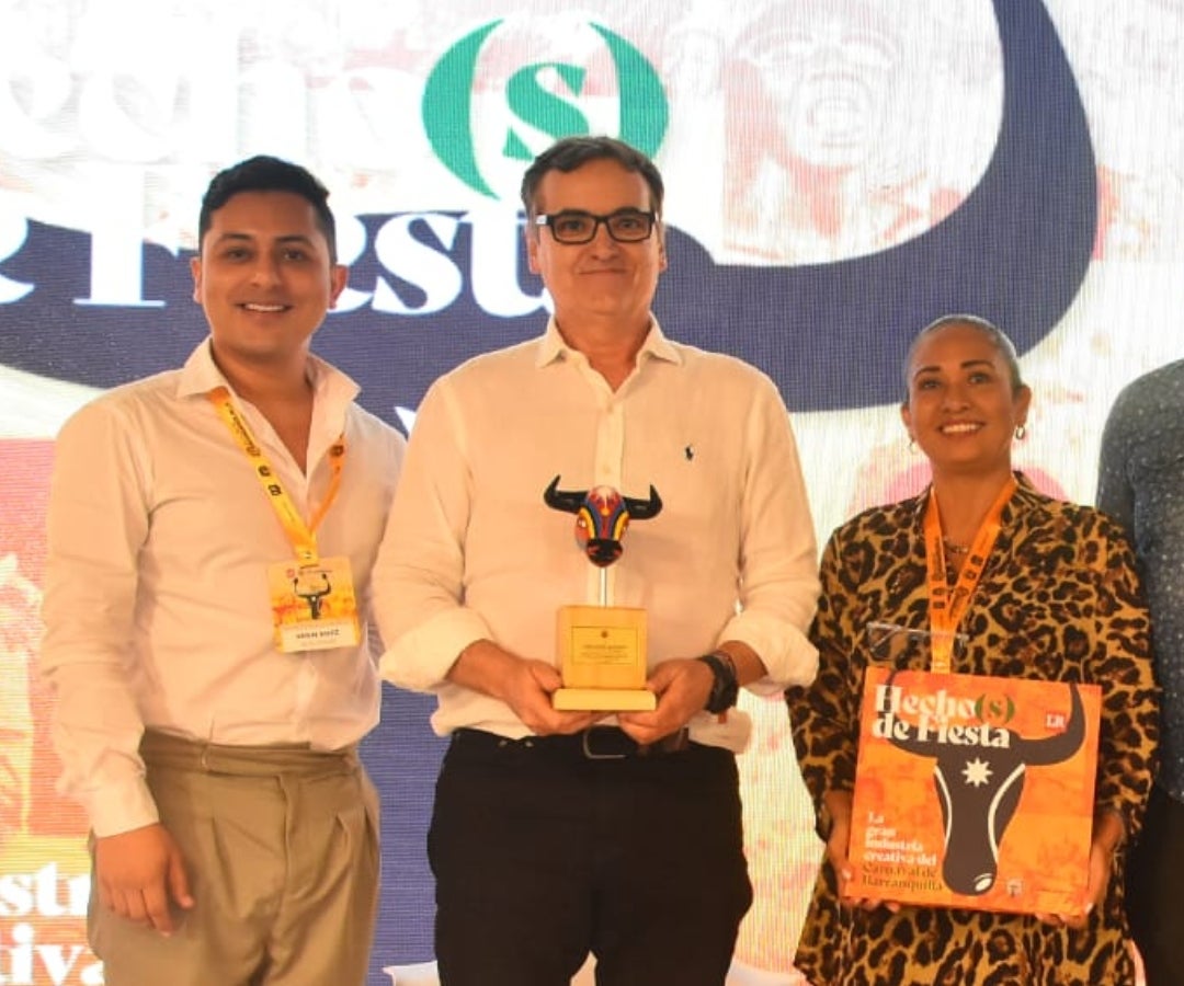 Kenn Kozz, diseñador de modas y director creativo de Kozz Atelier; Sergio Quijano, gerente general de La República; y Mónica Lindo, cofundadora de la corporación cultural Barranquilla.