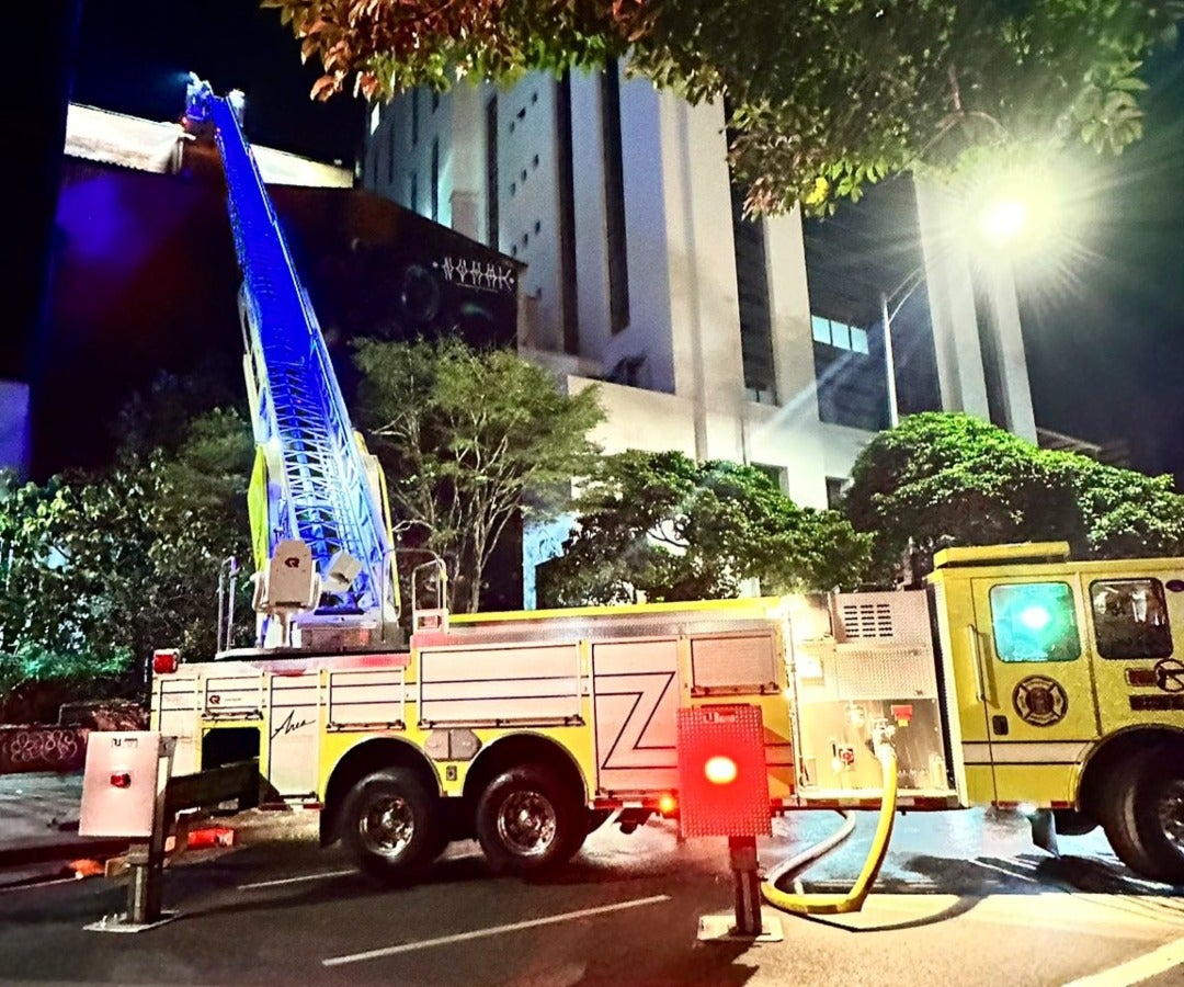 Bomberos atienden incendio en Clínica Fundadores