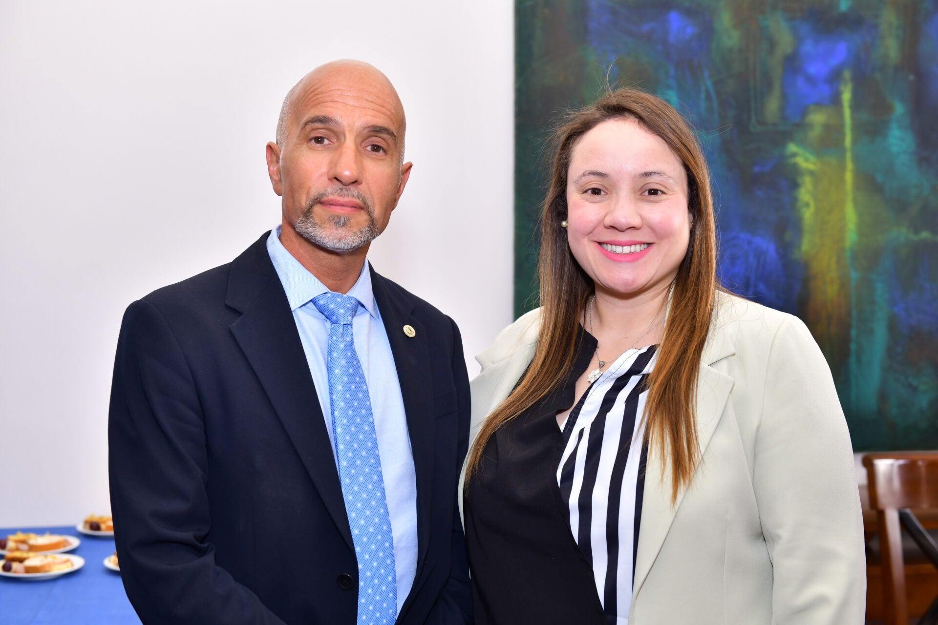 Óscar González, director de la Fundación General de la Universidad de Salamanca; y Andrea Queruz, directora de la oficina de relaciones internacionales de la Universidad Sergio Arboleda.