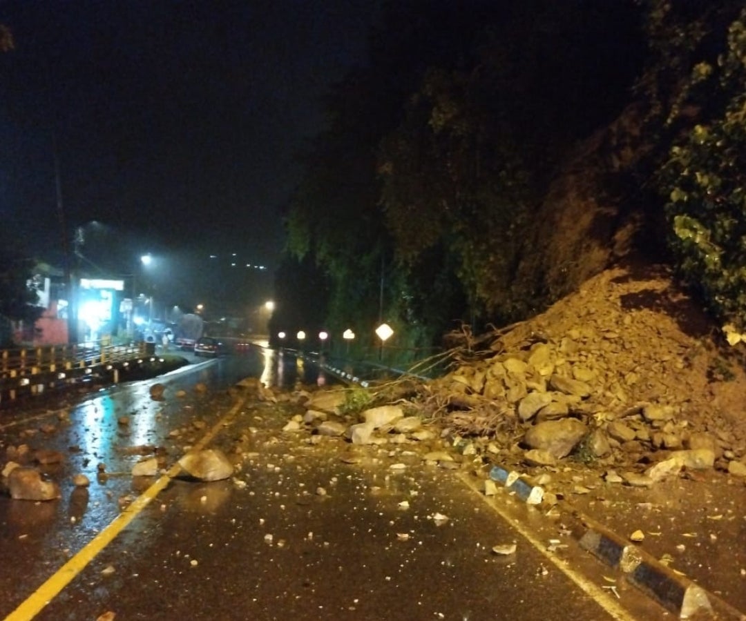Vía al Llano permanece cerrada por caída de material