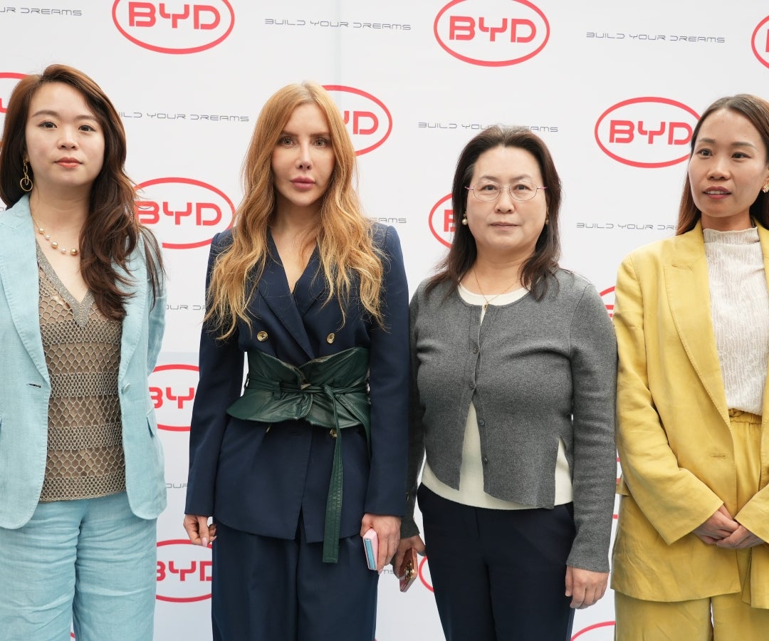 Audrey Li, vicepresidente auto sales de BYD America; Diana Marcela Morales, ministra de Comercio, Industria y Turismo; Rainbow Zhang, vicepresidente de manufactura; y Lara Zhang, directora regional de BYD para América Latina.