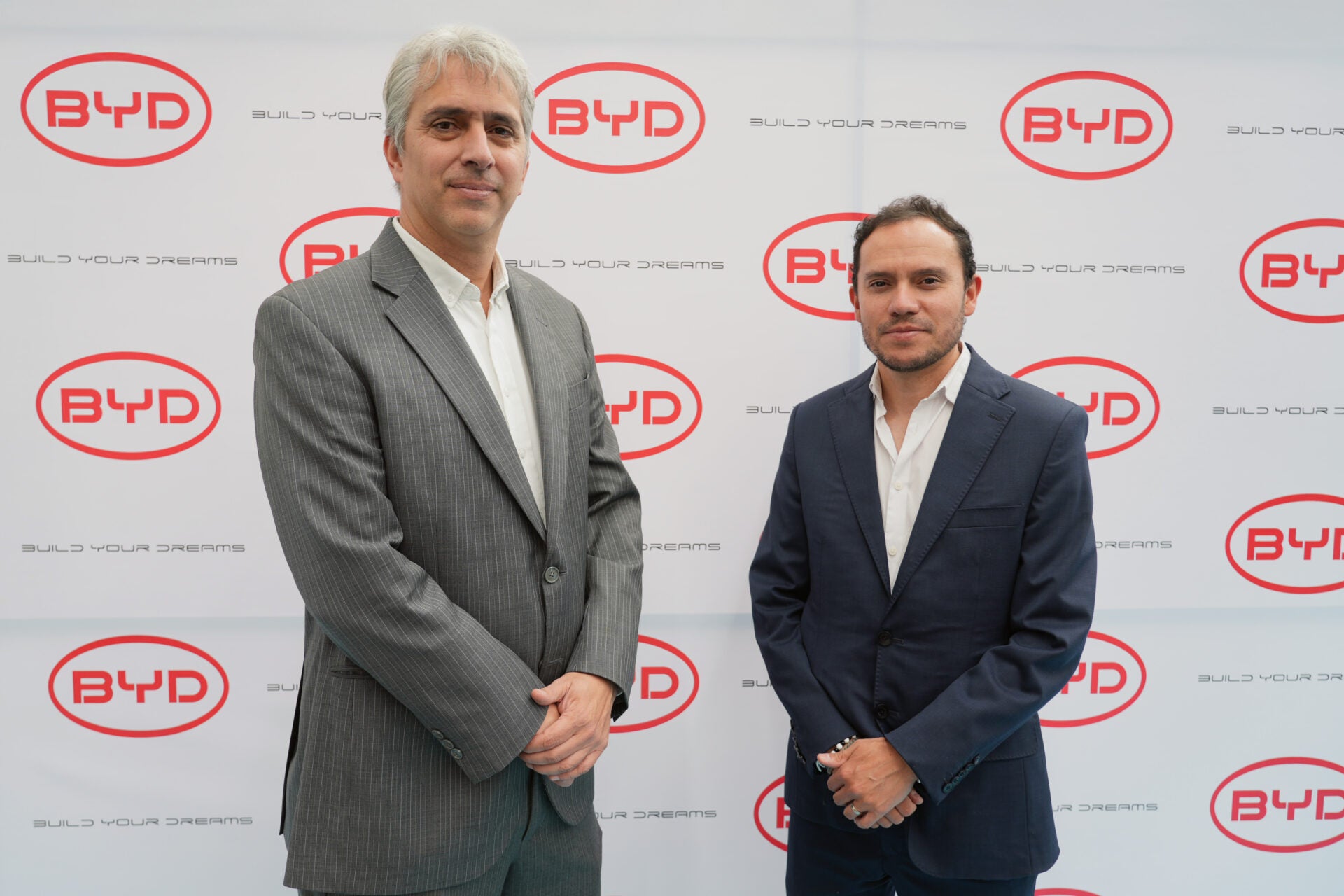 Juan Luis Mesa, gerente general de BYD Colombia; y Fabián La Rotta, gerente de proyectos de BYD Colombia.