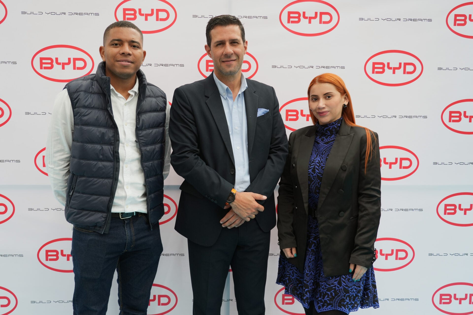 Juan Guillermo Pájaro, director de infraestructura de Metroplús Medellín; Juan Pablo Molano, gerente comercial de BYD Colombia; y Katherine Manco Quiroz, gerente general de Metroplús Medellín.