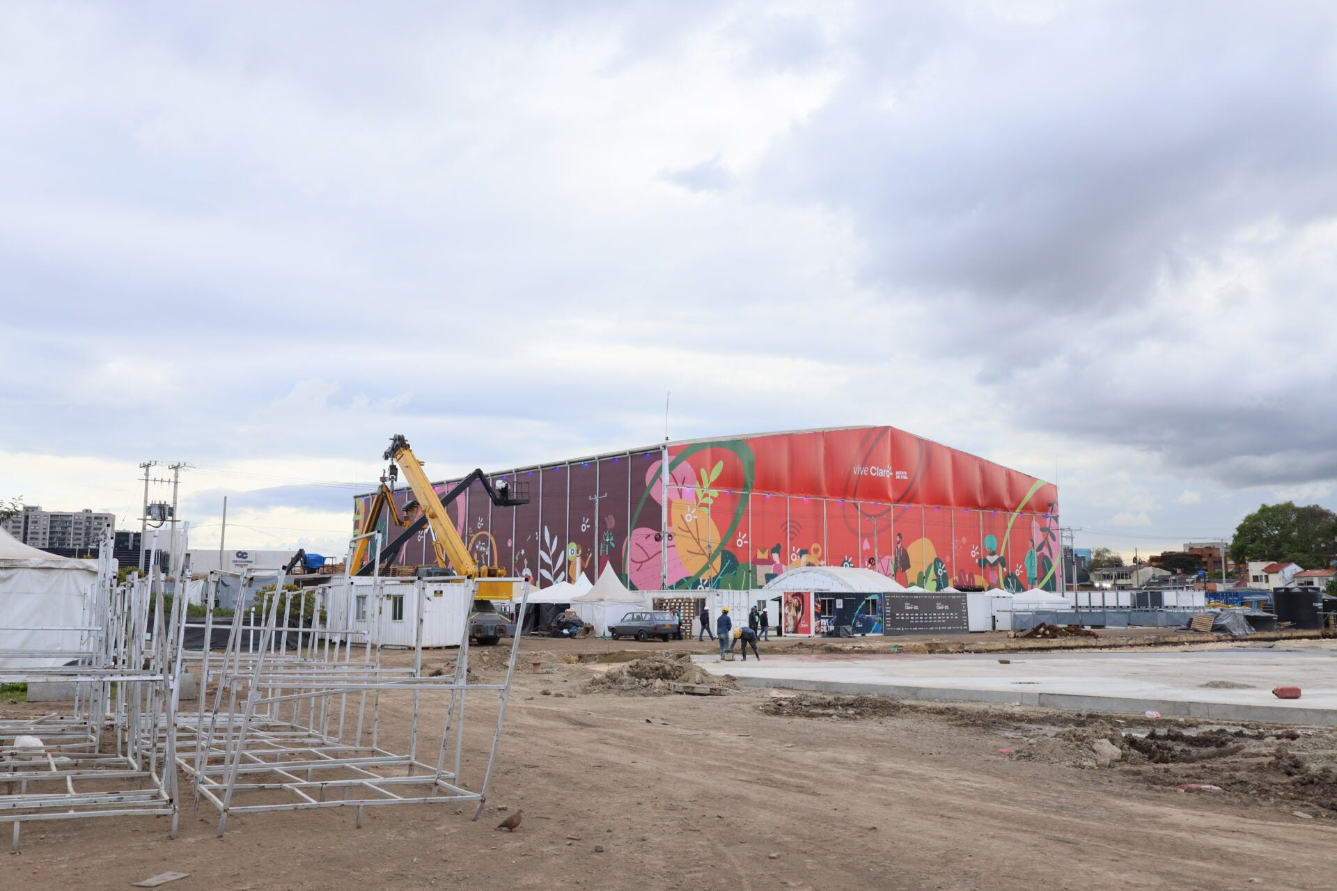 En este pabellón habrá exposiciones y actualmente está allí Jurassic World. 