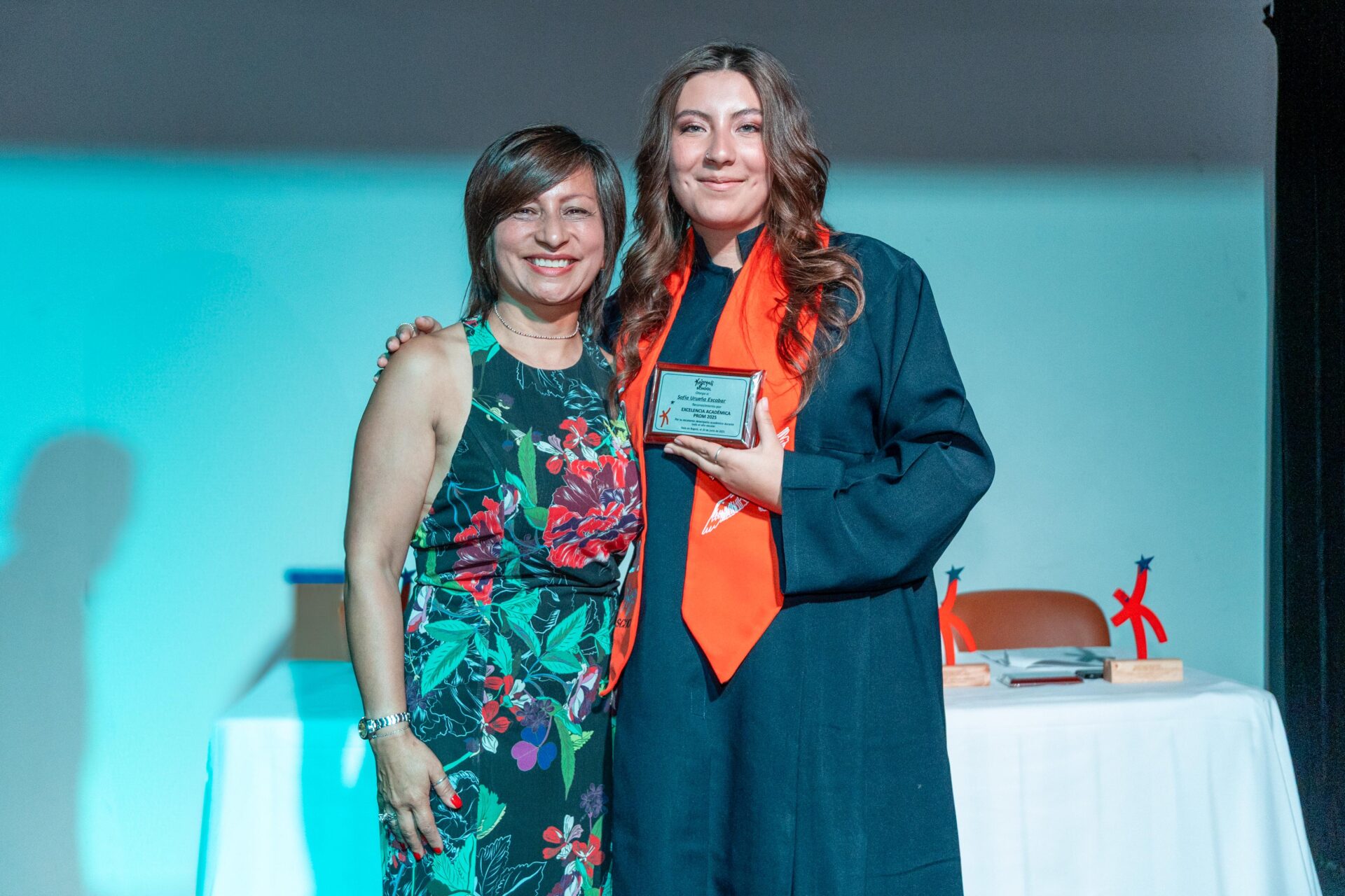 Mónica Liliana Escobar, mamá de la graduada; y Sofía Urueta, estudiante de la promoción 2025 de Kajuyalí School.