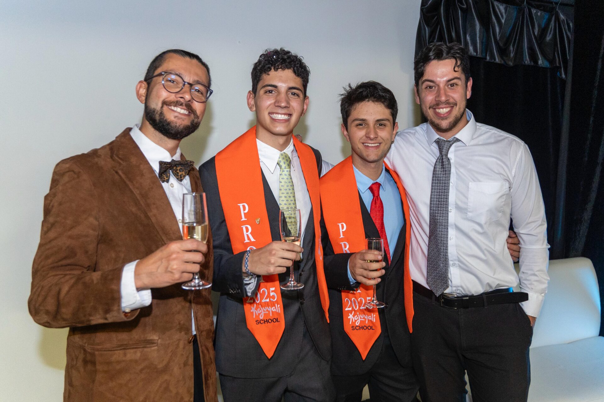 Guillermo Muñoz, mentor Kajuyalí School; Alejandro González Reyes, estudiante Promoción 2025; Sebastián Muñoz Trujillo, estudiante Promoción 2025; y Tyler Pearse, mentor Kajuyalí School.