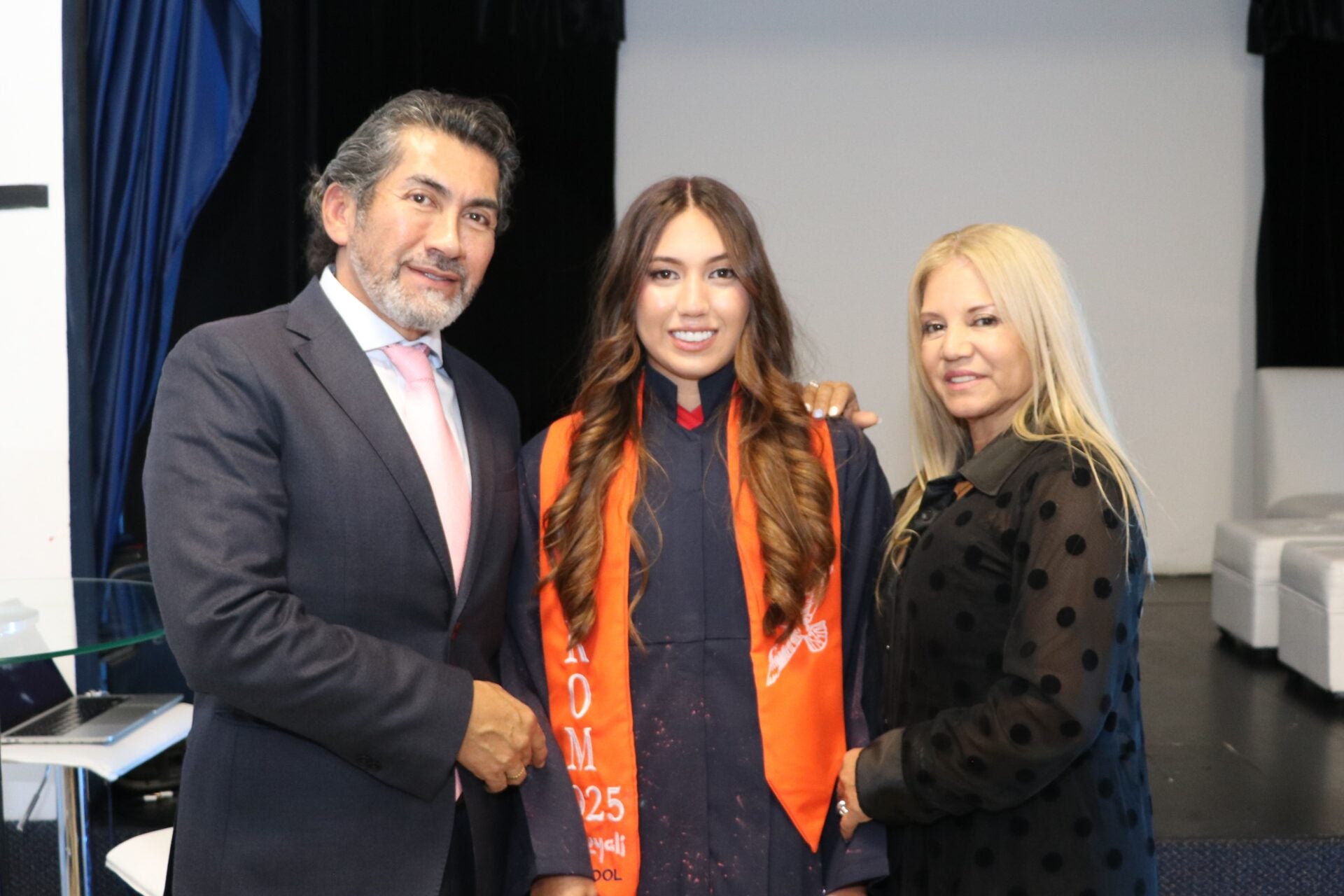 Dummer Alvarado, padre de la graduada; Luna Alvarado, estudiante de la promoción 2025 de Kajuyalí School; y Marina Gutiérrez, madre de la graduada.