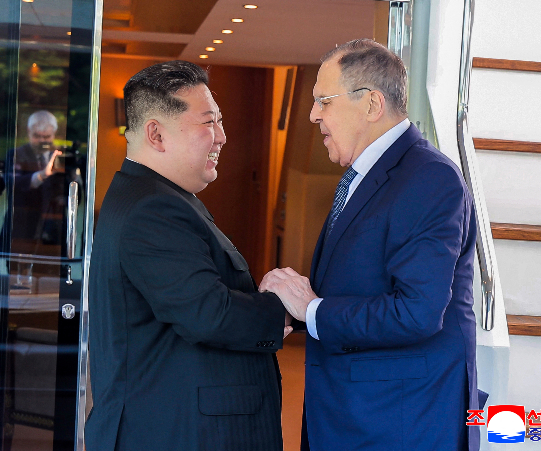 El líder norcoreano Kim Jong Un saluda al ministro de Asuntos Exteriores ruso, Sergei Lavrov