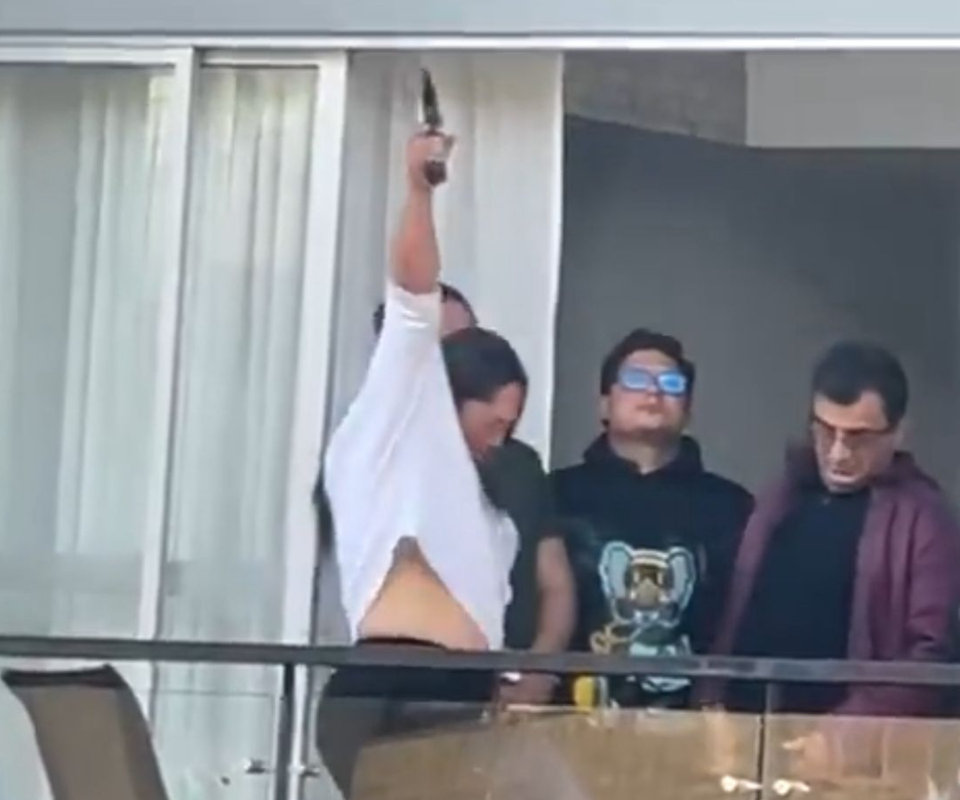 Mujer que disparó al aire