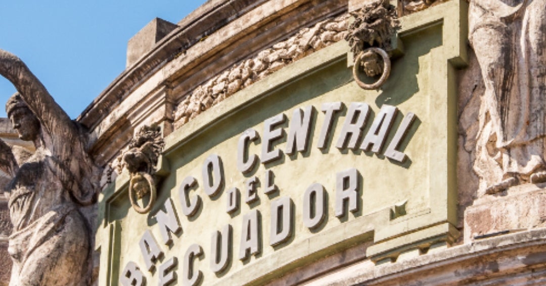 Caen 20% retiros de efectivo en Ecuador mientras crecen pagos y billeteras digitales