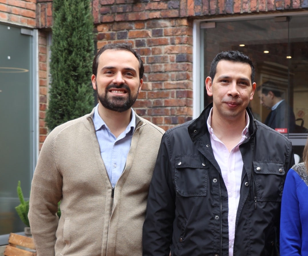 Santiago Matamoros, director de producto y diseño en Nu Colombia; y Jorge Ramírez, gerente de soluciones cuenta a cuenta en Redeban.