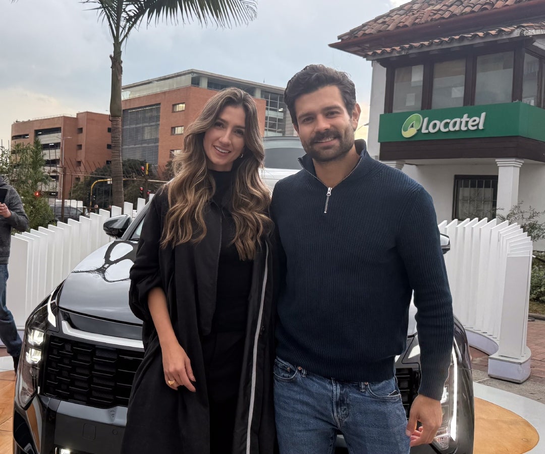 Johana Díaz, productora de Cinnamon; y Juan Diego Vanegas, chef y embajador de marca Kia.