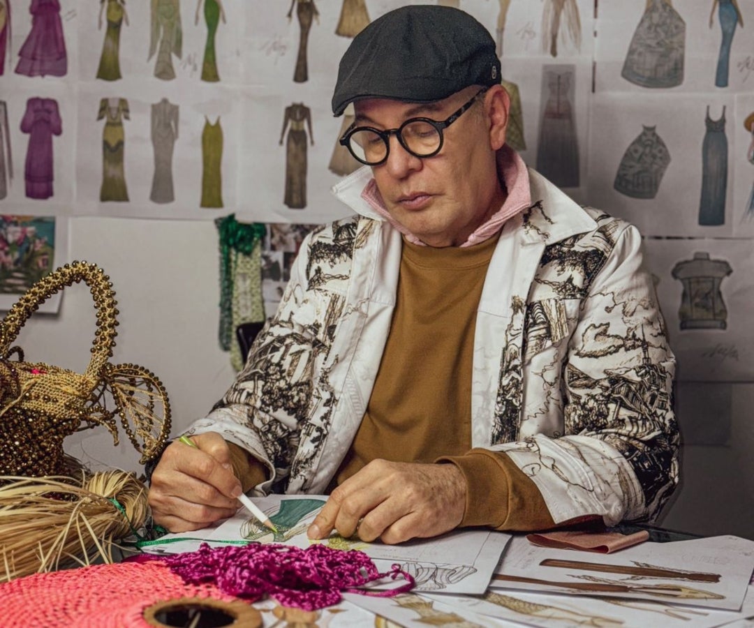 la mayoría de la colección fue hecha gracias a técnicas manuales, con el uso de telas que fueron intervenidas, plisadas o bordadas