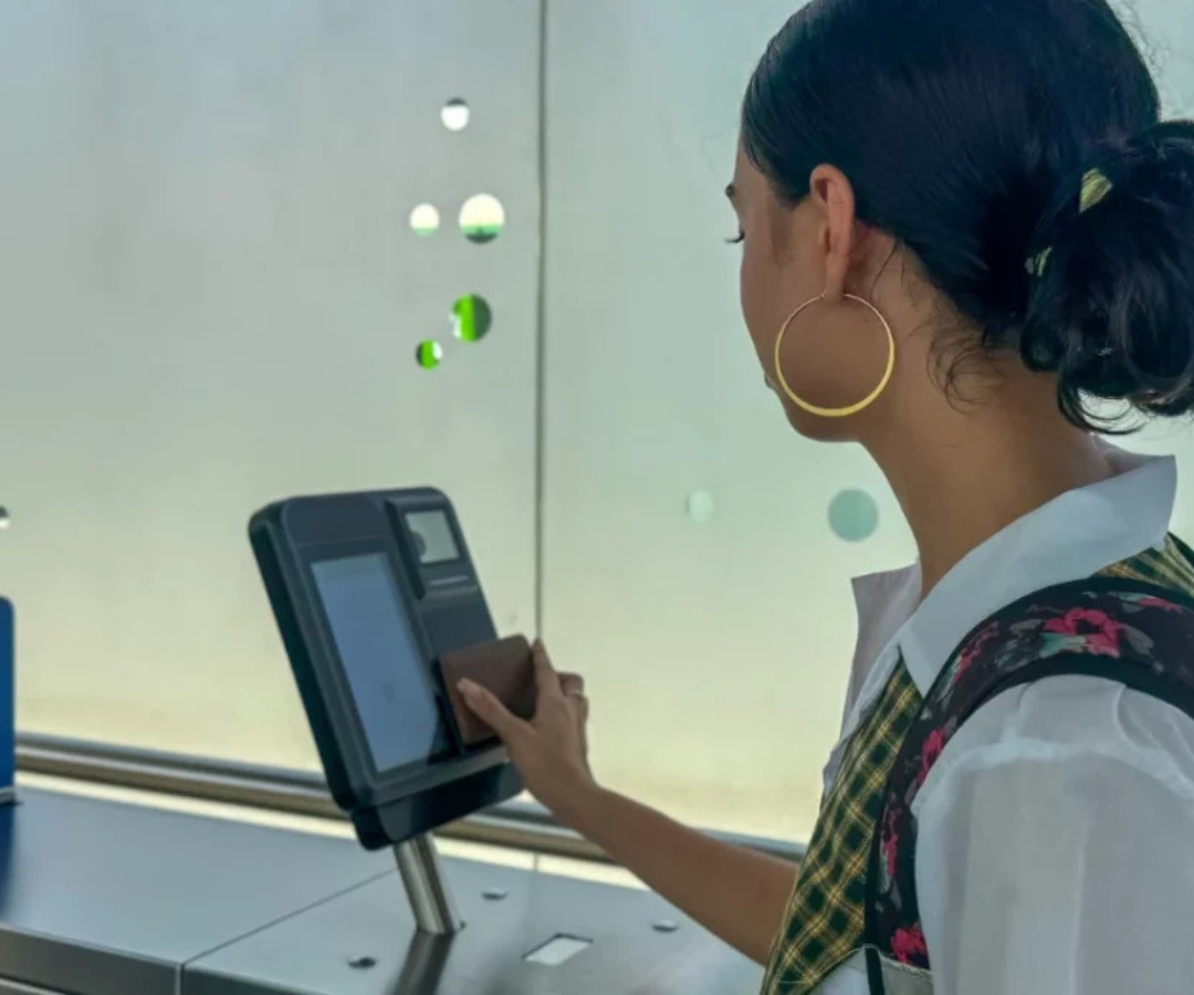 Es un beneficio aplicable hasta por 60 viajes al mes, sin restricciones de horario y rutas, además aplica para los medios del sistema integrado.