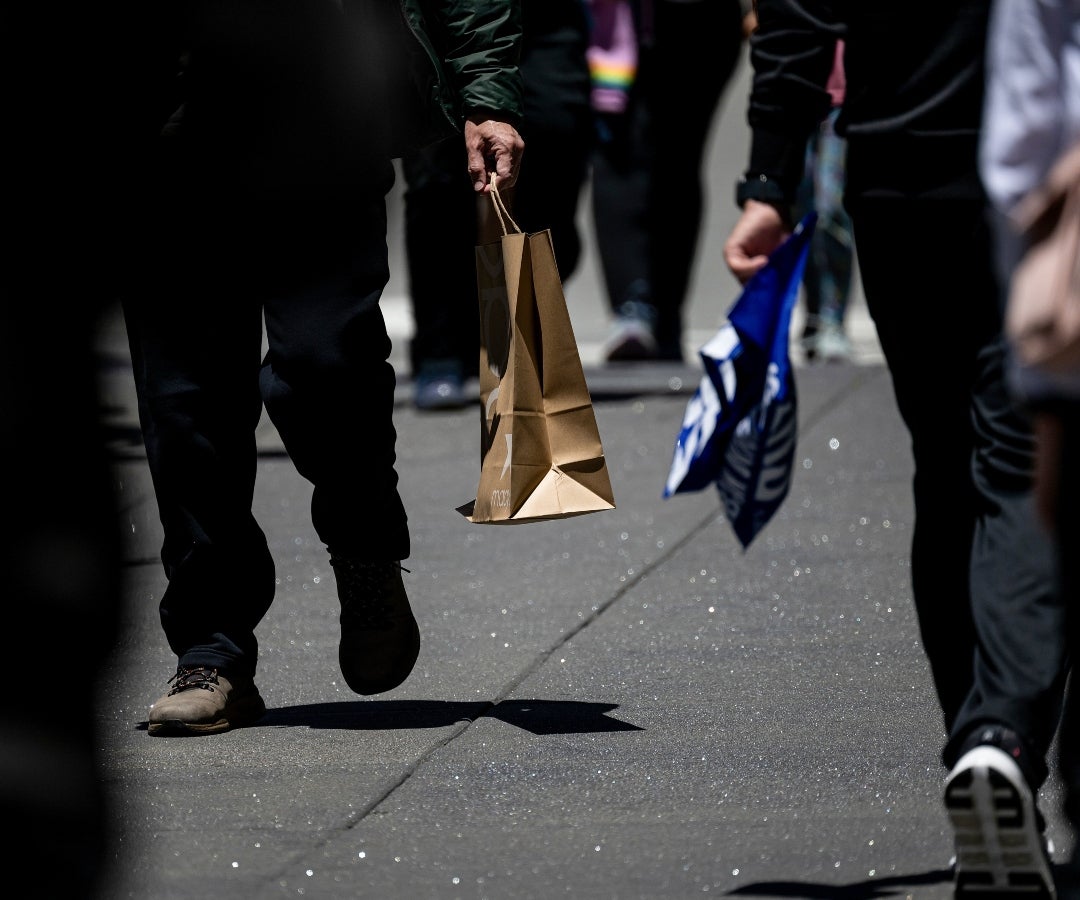 Confianza del consumidor aumenta a medida que mejoran expectativas de inflación