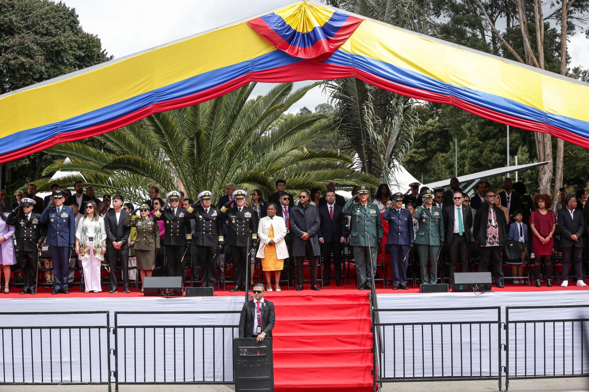 La vicepresidenta Francia Márquez participó en el desfile en Bogotá junto a la cúpula militar, mientras que el presidente Gustavo Petro encabezó la conmemoración del Día de la Independencia en Santa Marta