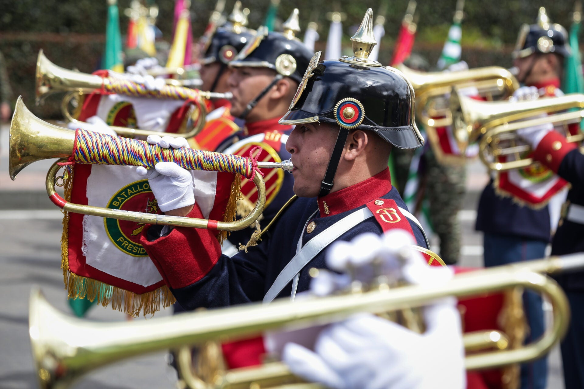 Las Fuerzas Militares desarrollan el desfile con sus prácticas tradicionales, acompañadas de trompetas, tambores y demás elementos ceremoniales