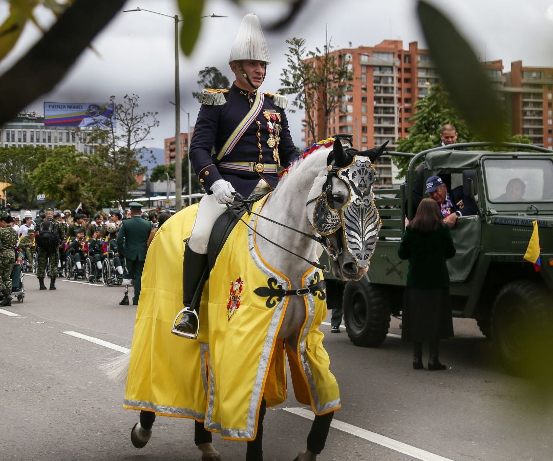 En el desfile, las Fuerzas Militares participaron con sus caballos y demás elementos propios de la ceremonia