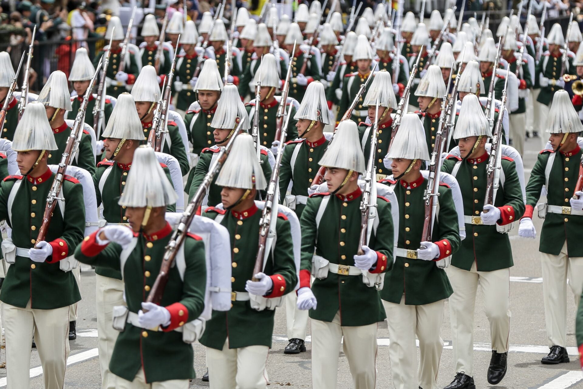 Miembros de las Fuerzas Militares lideraron el desfile en Bogotá