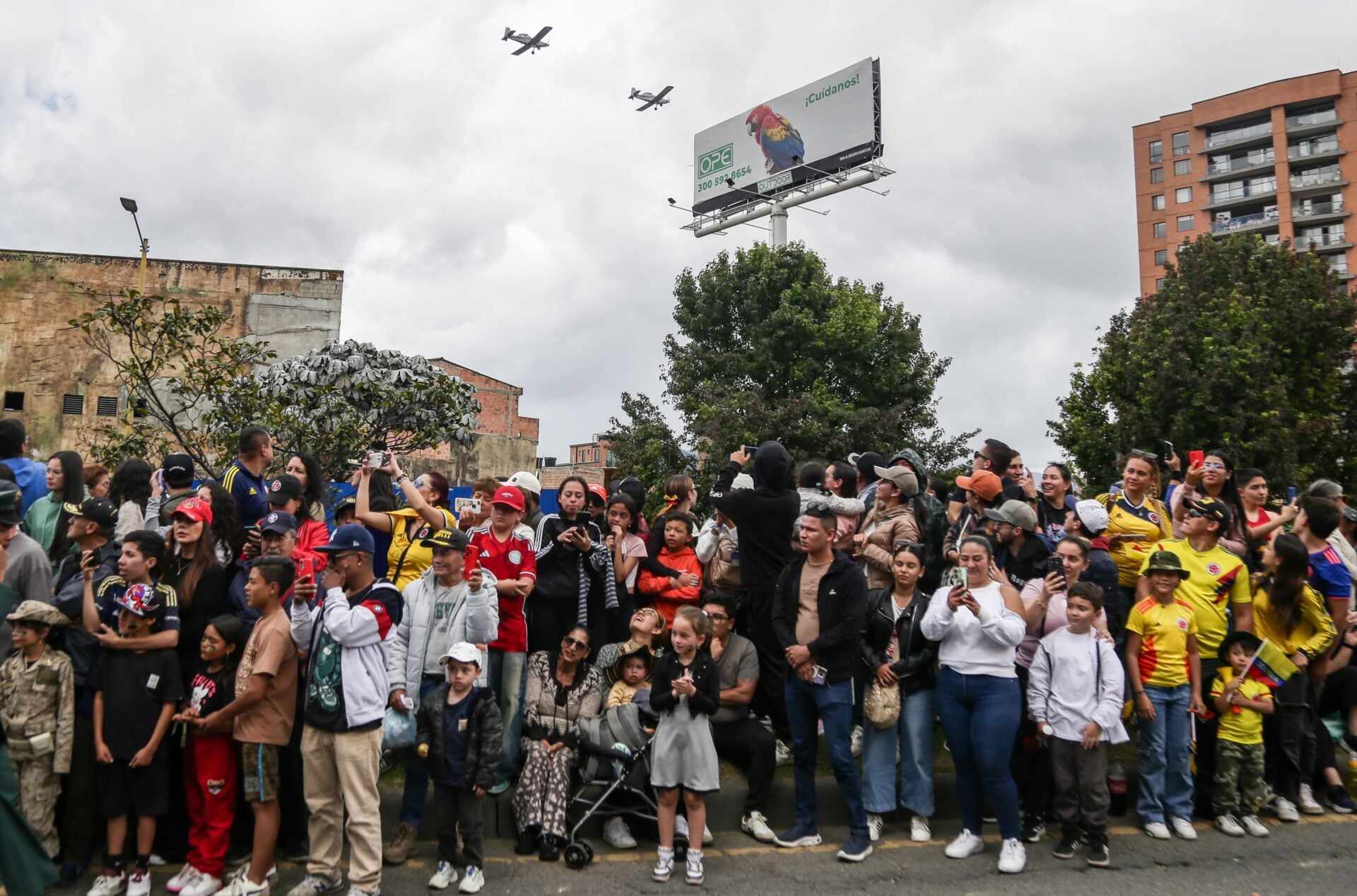 Las personas se reunieron para presenciar el desfile de las Fuerzas Armadas y la conmemoración del Día de la Independencia
