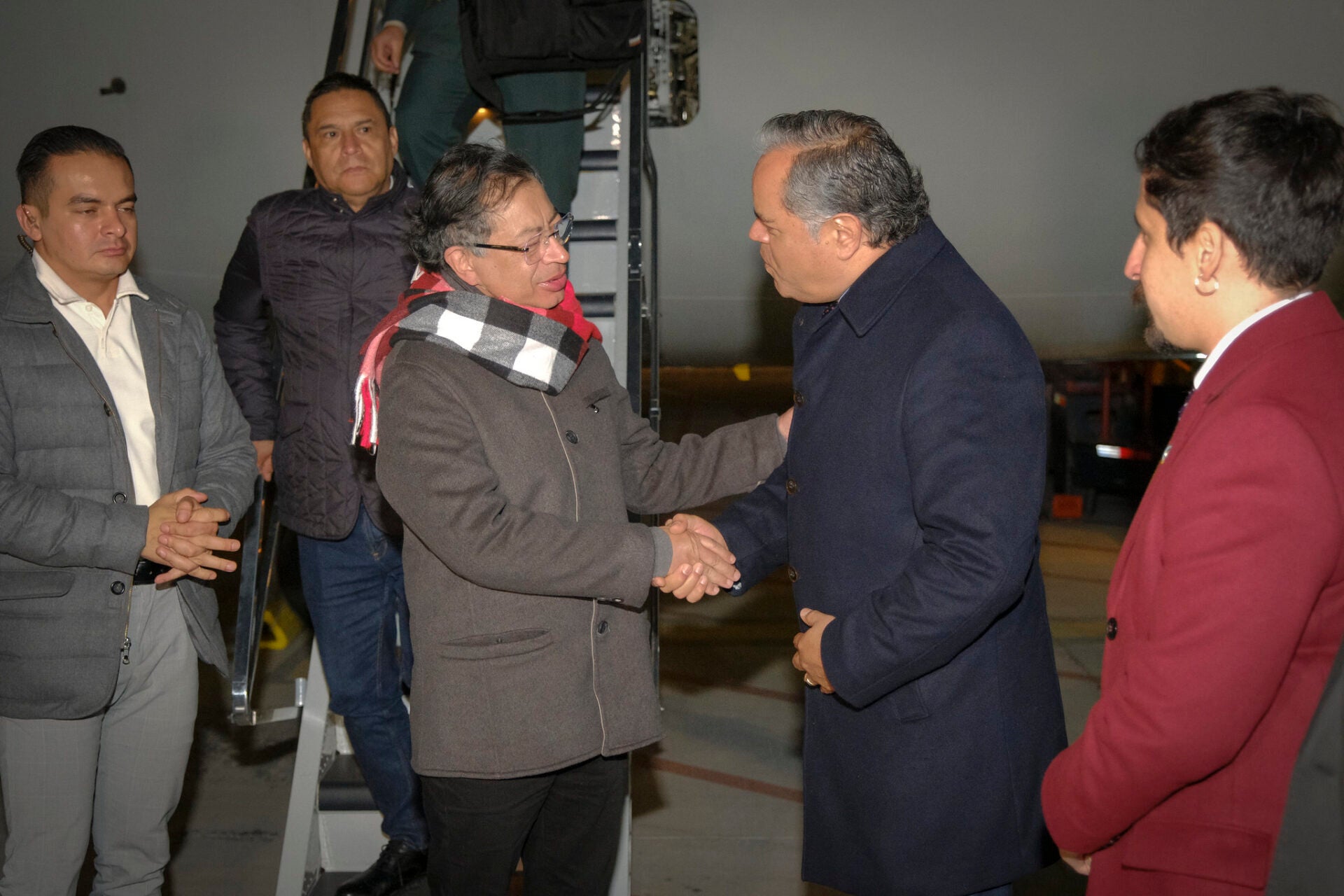 Gustavo Petro llega a Chile para cumbre por la democracia