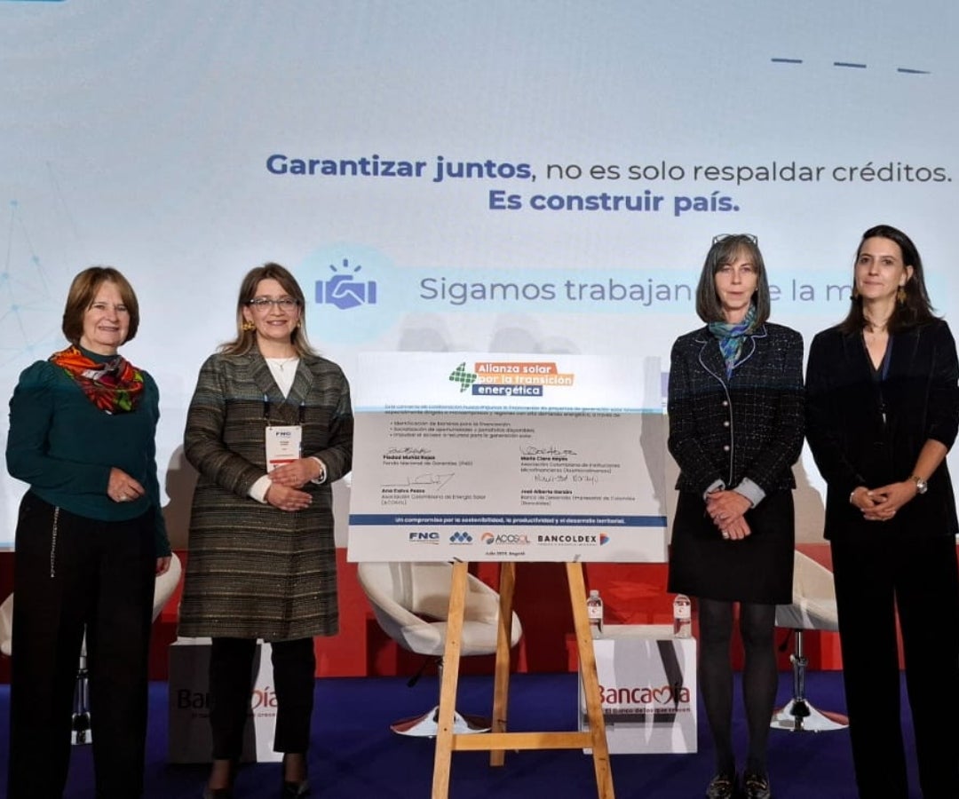 Momento de firma del acuerdo entre Asomicrofinanzas, el FNG, Bancóldex y Acosol