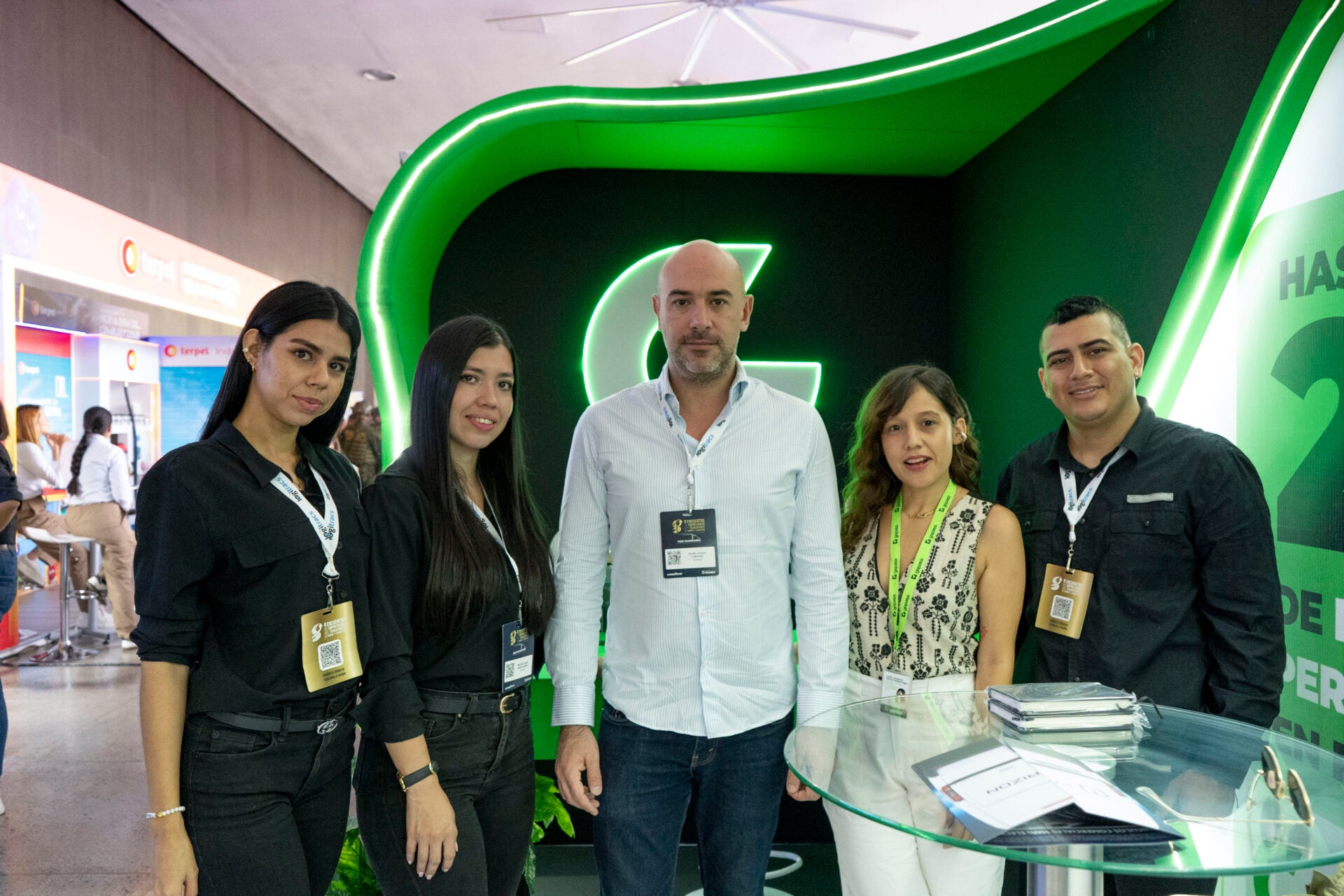 Angie Torres y Michelle Vargas; Felipe Ochoa, director de B2B y cofundador de Gopass; Leidy García, líder de B2B en Antioquia, y Alexander Aragón.