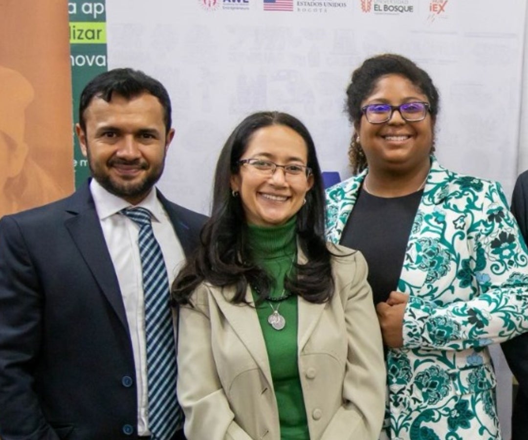 Juan Pablo Carreño, gerente de emprendimiento del HUB iEX; Gloria Morales, directora de programas de Bilingüismo; y Kamila Manzueta, oficial de diplomacia pública de la Embajada de los Estados Unidos en Colombia.