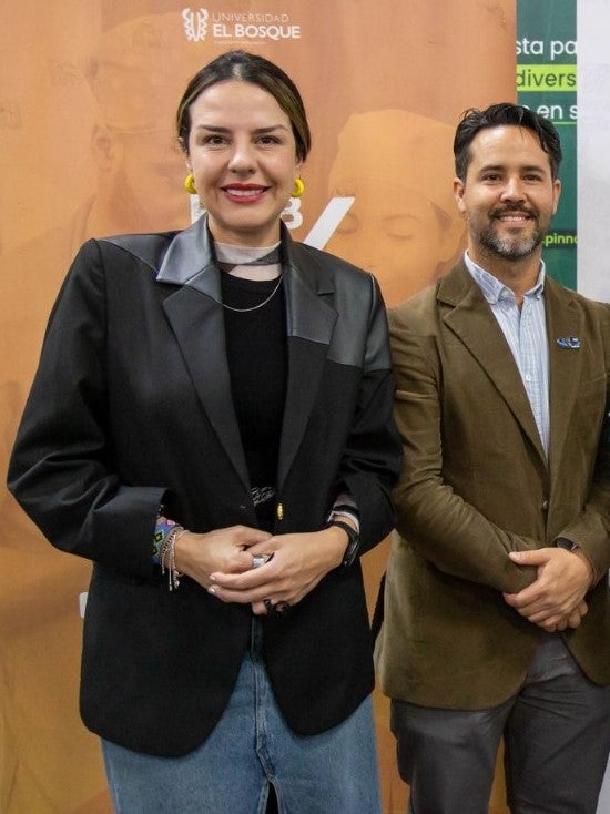 Yinna Muñoz, coordinadora de relacionamiento e incidencia fondo mujer; y César Duque, director de gestión estratégica de la secretaria de ciencia, tecnología e innovación de la Gobernación de Cundinamarca.