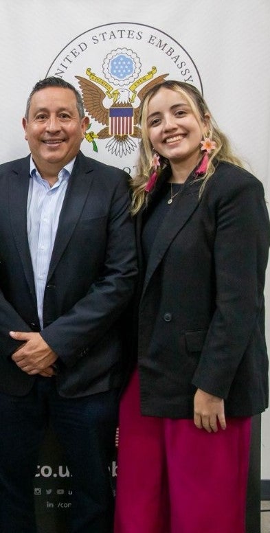 Carlos Felipe Escobar, director del HUB iEX; y Valentina Manchola, program officer de la Embajada de los Estados Unidos en Colombia.