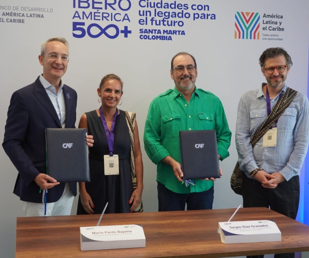 Firma de entrega de recursos de Bbva y CAF en Santa Marta