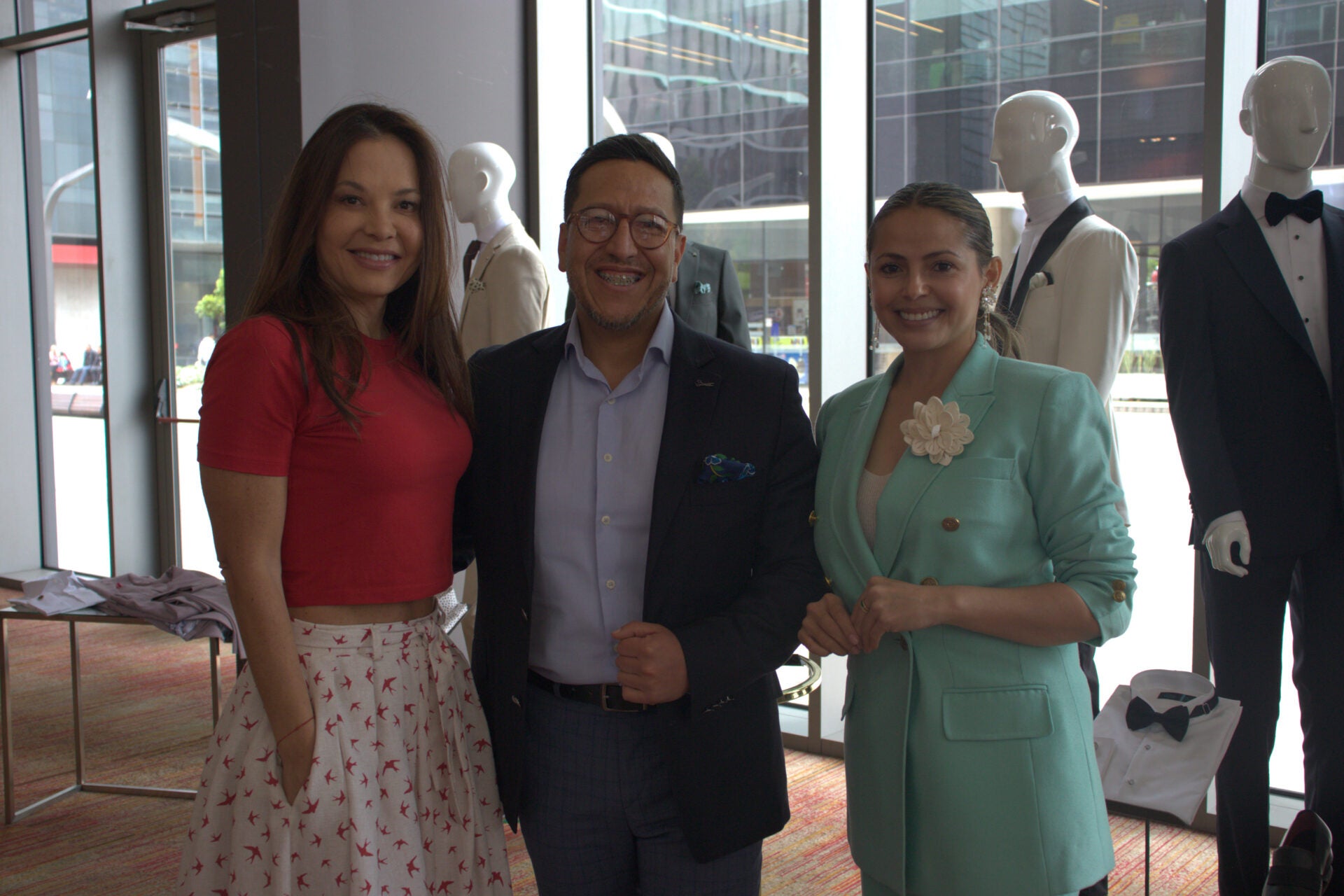 Coraima Torres, actriz y creadora de contenido; Mauricio Suárez, asesor de imagen en Carlos Nieto; y Johana Agudelo, wedding and event planner.