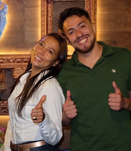 Nancy Jaramillo, directora de compras de la Casa del Granjero; y Alejandro García, médico veterinario, entre los asistentes al evento.