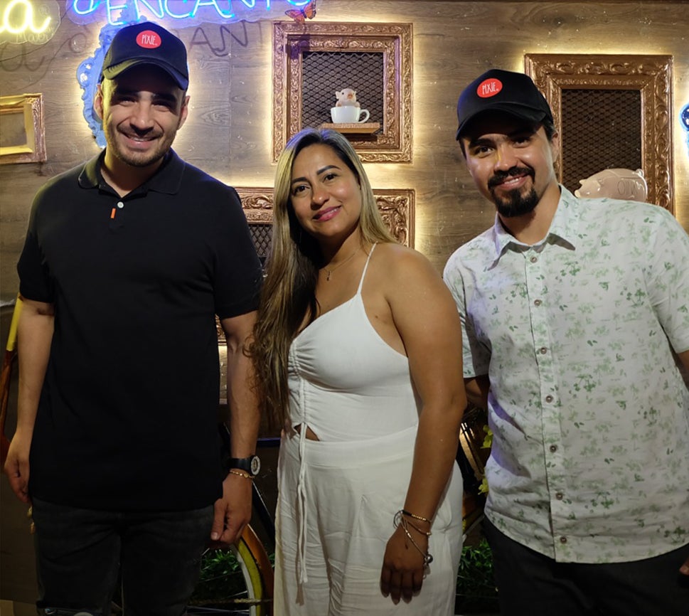 Santiago Gonzáles, gerente de Agrococo; Paola Arrieta, administradora de punto de venta de Puppis; y Víctor Hugo Herrera, médico veterinario Punto Vet.