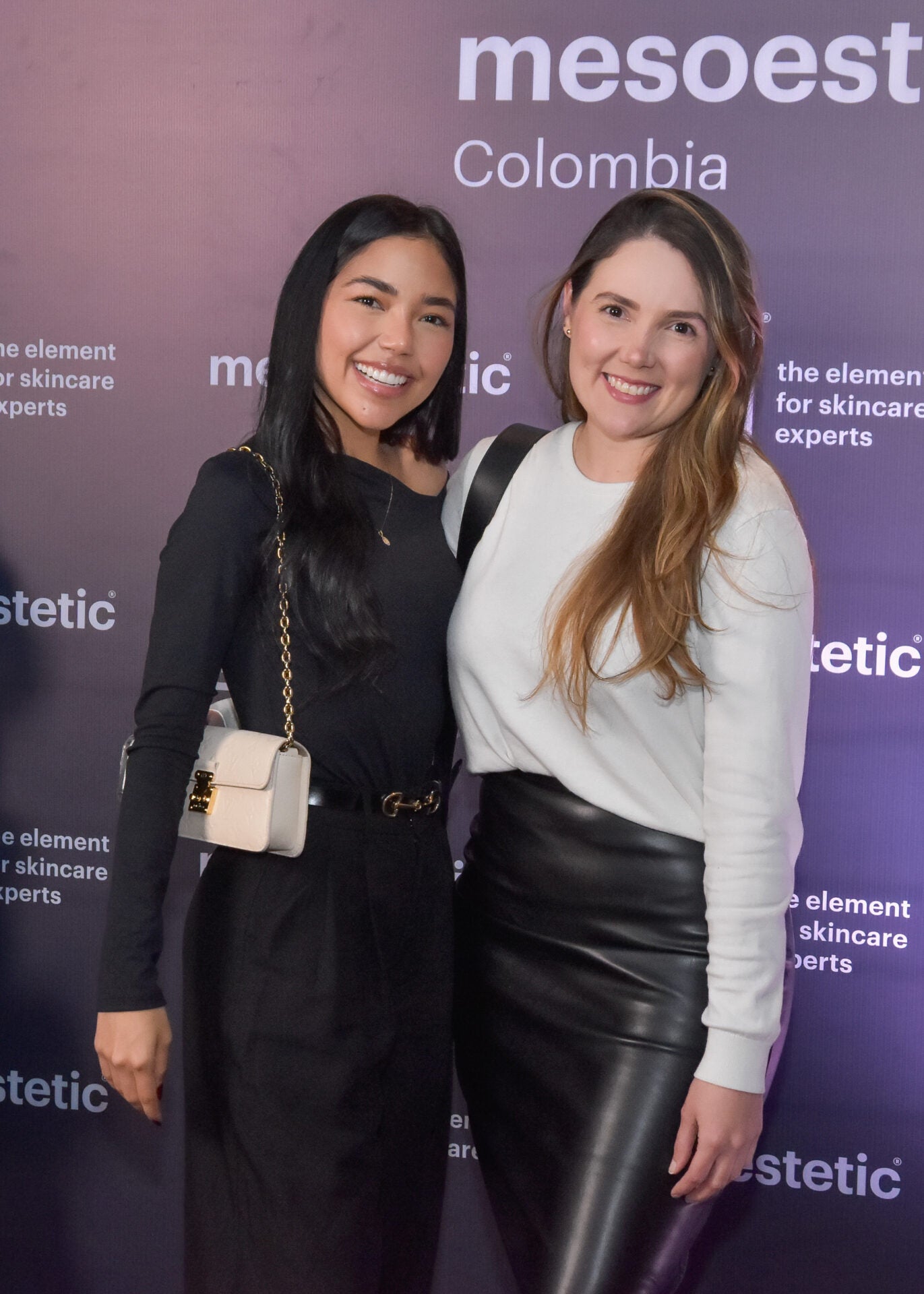 Carolina Morales e Isabel Erazo, dermatólogas, entre los asistentes al evento.