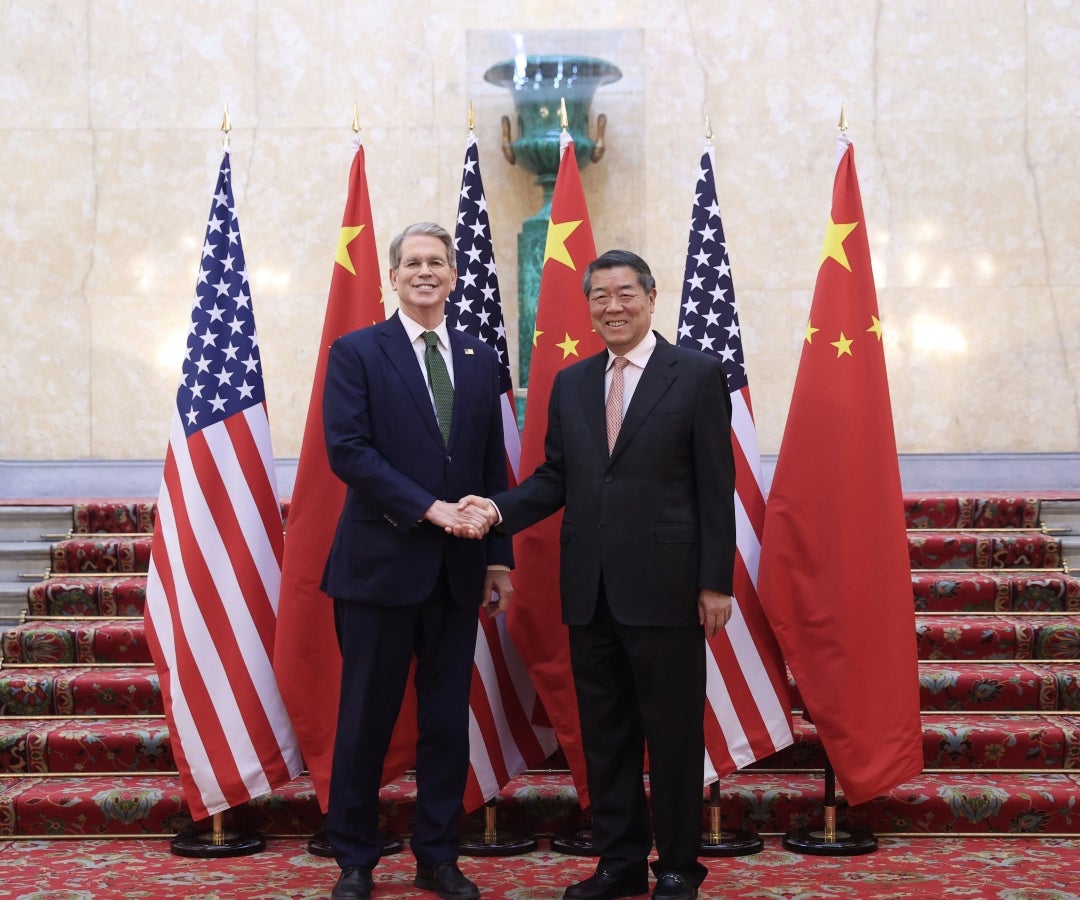 El viceprimer ministro chino, He Lifeng, y el secretario del Tesoro de EE.UU., Scott Bessent