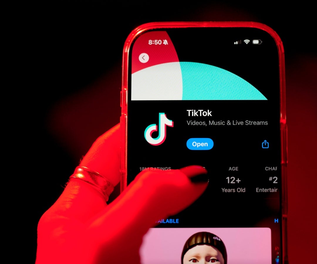 TikTok añade más herramientas de seguridad y amplía función de verificación de datos