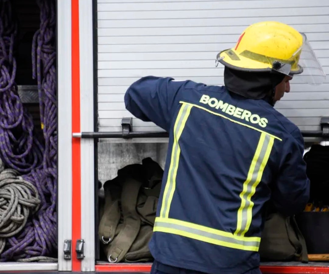 La policía investiga posible incendio intencional de auto de alta gama en Carrasco