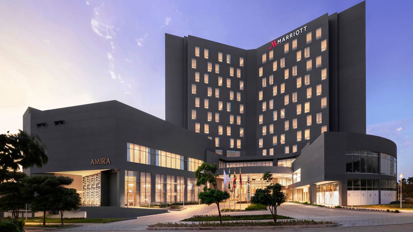 El establecimiento, inaugurado en 2022, está orientado tanto a viajeros corporativos como a turistas, con servicios diseñados para cubrir ambas necesidades en el principal centro urbano del Caribe.