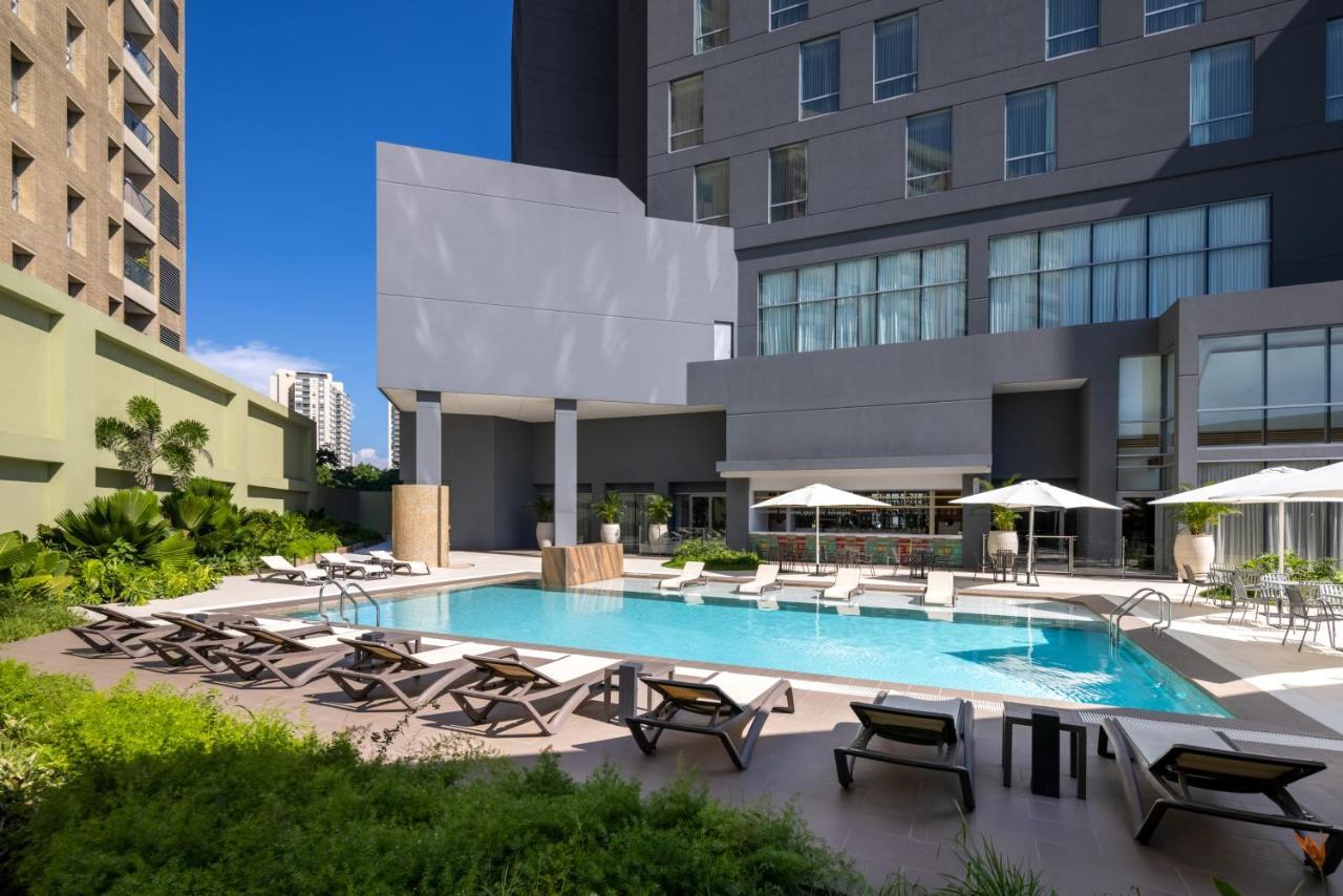 El hotel ofrece espacios como restaurante, cafetería, bar, piscina al aire libre, gimnasio, spa y áreas destinadas a reuniones y eventos